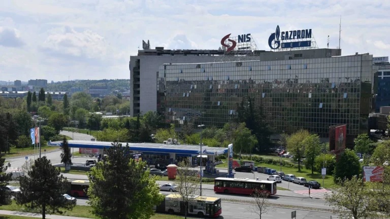 Srbija: potpisan ugovor o prodaji NIS-a, navode srpske vlasti