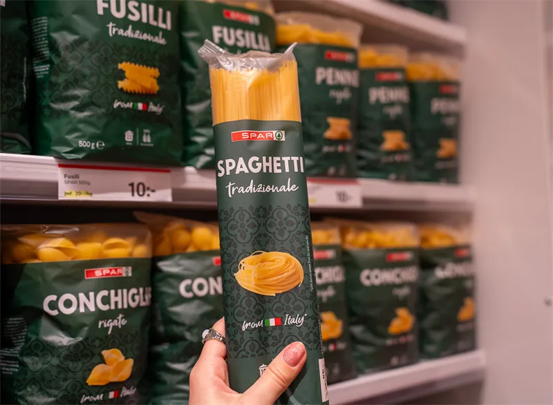 Spar proizvodi na polici prodavnice Dollarstore u Švedskoj
